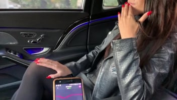 Pornhub 色情觀看歐洲色情片坐在計程車上摩擦她的陰道。 他們自慰得很好。 手指不停地擺弄陰道 旋轉手指並摩擦種子，直到精液進入孔內。